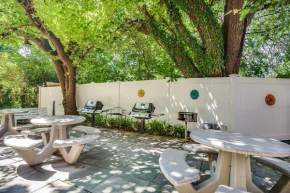 Zero Worries! Relax in This Elegant Apt